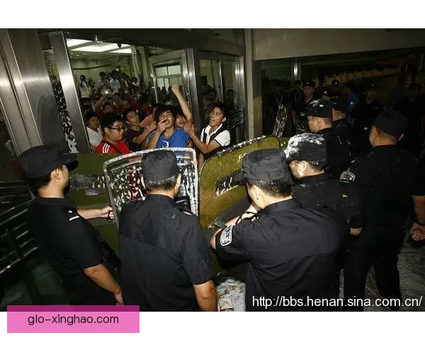 尼斯球迷现场情绪失控险与警方爆发冲突引关注